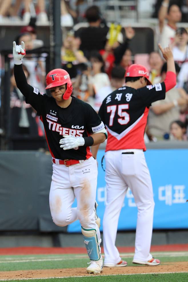 김도영이 22일 수원 KT전에서 홈런을 친 뒤 조재영 코치와 세리머니를 펼치고 있다. 사진 | KIA 타이거즈