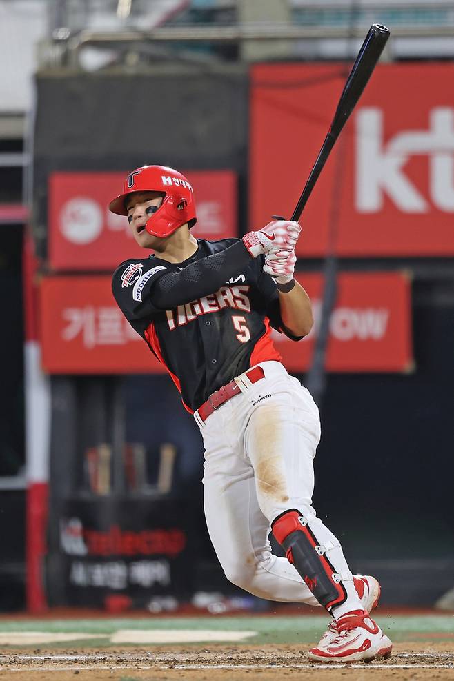 김도영이 타격 후 타구를 바라보고 있다. 사진 | KIA 타이거즈