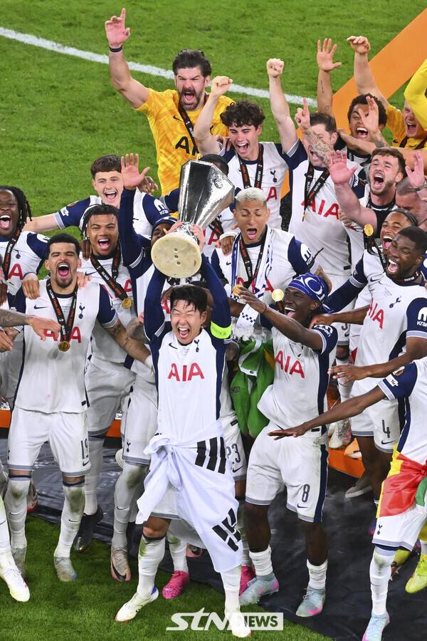 토트넘 홋스퍼의 2024/25시즌 유럽축구연맹(UEFA) 유로파리그(UEL) 우승 세리머니. 사진┃뉴시스/AP