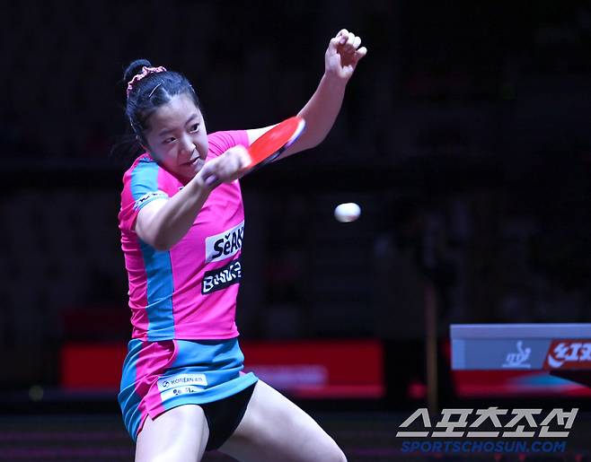 신유빈이 21일 카타르 도하 루사일 아레나에서 열린 2025 국제탁구연맹(ITTF) 세계선수권대회 여자단식 32강 이탈리아 가이아 몬파르디니와 경기를 펼치고 있다. 2025. 5. 21. 사진공동취재단