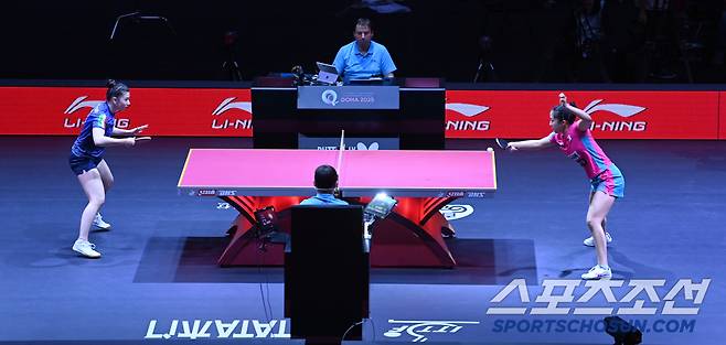 신유빈이 21일 카타르 도하 루사일 아레나에서 열린 2025 국제탁구연맹(ITTF) 세계선수권대회 여자단식 32강 이탈리아 가이아 몬파르디니와 경기를 펼치고 있다. 2025. 5. 21.  사진공동취재단