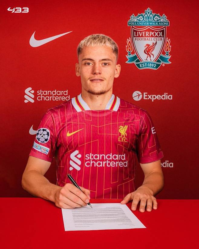 [스포츠조선 강우진 기자]리버풀이 플로리안 비르츠 이적에 큰 관심을 갖고 있다. 

영국 기브미스포츠는 21일(한국시각) '리버풀 수뇌부가 이번 주 보스턴으로 향할 예정이며, 바이엘 레버쿠젠의 스타 플로리안 비르츠의 1억5000만 유로(약 2300억원) 규모 영입을 펜웨이 스포츠 그룹으로부터 승인받기 위함'이라고 보도했다. 이는 독일 빌트의 크리스티안 폴크 기자의 보도를 인용한 것이다. 사진=SNS