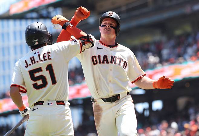 이정후가 3회말 솔로홈런을 치고 들어오는 맷 채프먼과 팔뚝을 맞대며 환영하고 있다. Imagn Images연합뉴스