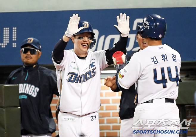 전날 3타수 무안타를 한풀이라도 하듯 4번 타자 박건우는 3타수 2안타 2타점 맹타를 휘둘렀다. 울산=박재만 기자 pjm@sportschosun.com