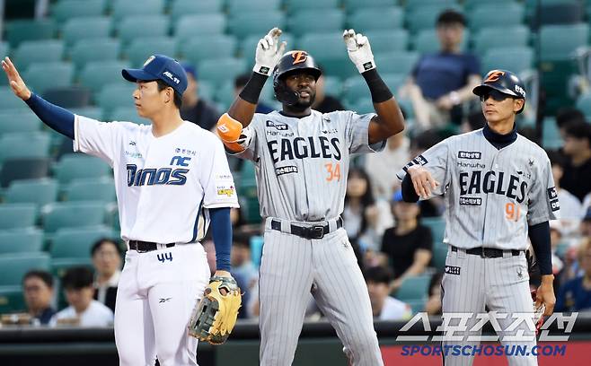 21일 울산 문수야구장에서 열린 NC 다이노스와 한화 이글스의 경기. 한화 플로리얼이 안타를 날린 뒤 환호하고 있다. 울산=박재만 기자pjm@sportschosun.com/2025.05.21/