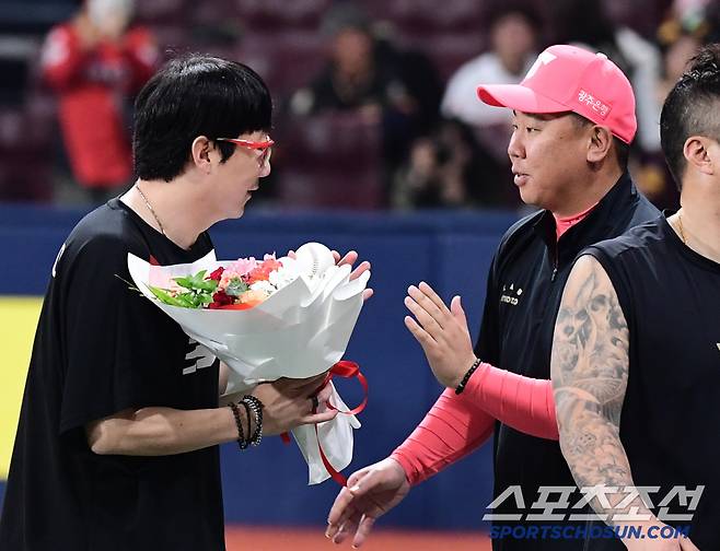 5월 5일 고척돔에서 열린 KBO리그 키움과 KIA의 경기. KIA가 키움에 13대 1 승리했다. 경기 종료 후 양현종과 하이파이브를 나누고 있는 KIA 이범호 감독. 고척=송정헌 기자songs@sportschosun.com/2025.05.05/