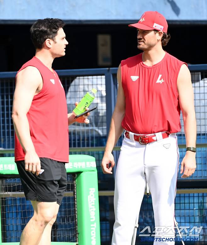 20일 잠실야구장에서 열린 SSG와 두산의 경기, SSG 맥브룸과 앤더슨이 이야기를 나누고 있다. 잠실=허상욱 기자wook@sportschosun.com/2025.05.20/