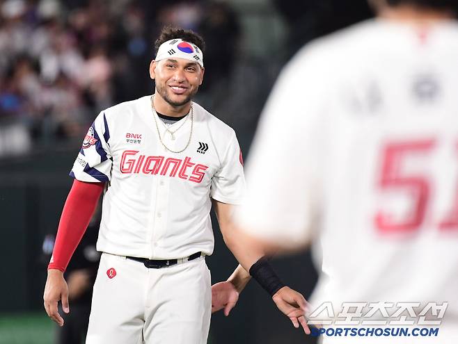 태극기 헤어밴드를 착용한 레이예스.