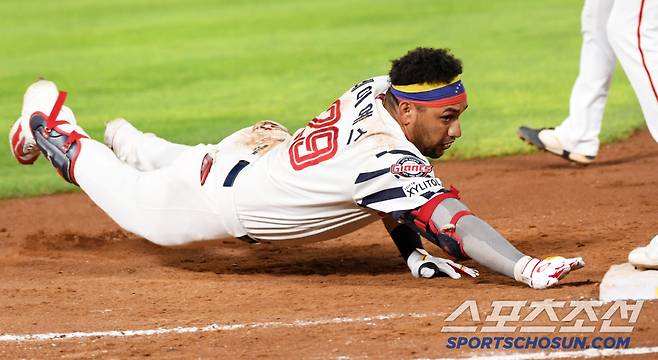 28일 부산 사직구장에서 열린 롯데 자이언츠와 한화 이글스의 경기. 7회말 내야 땅볼 후 한화 1루수 채은성과 충돌한 롯데 레이예스가 1루를 향해 몸을 날리고 있다. 부산=박재만 기자 pjm@sportschosun.com/2024.08.28/