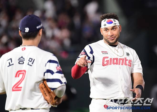 수비를 준비하는 롯데 레이예스.