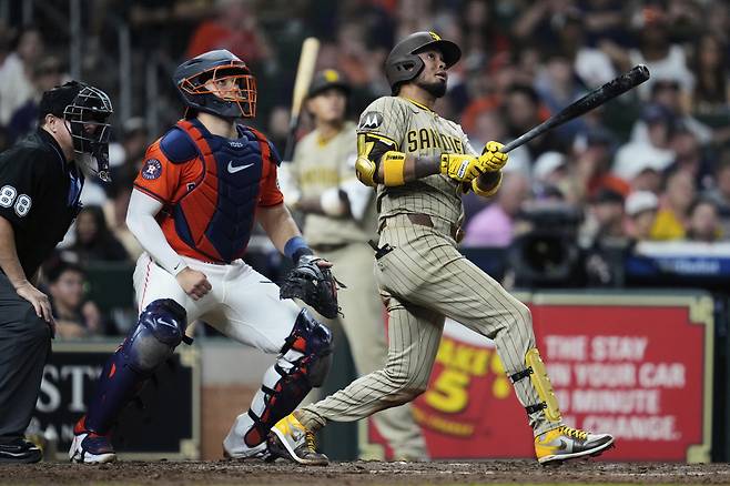 타격하는 샌디에이고 파드리스 루이스 아라에스. AP연합뉴스