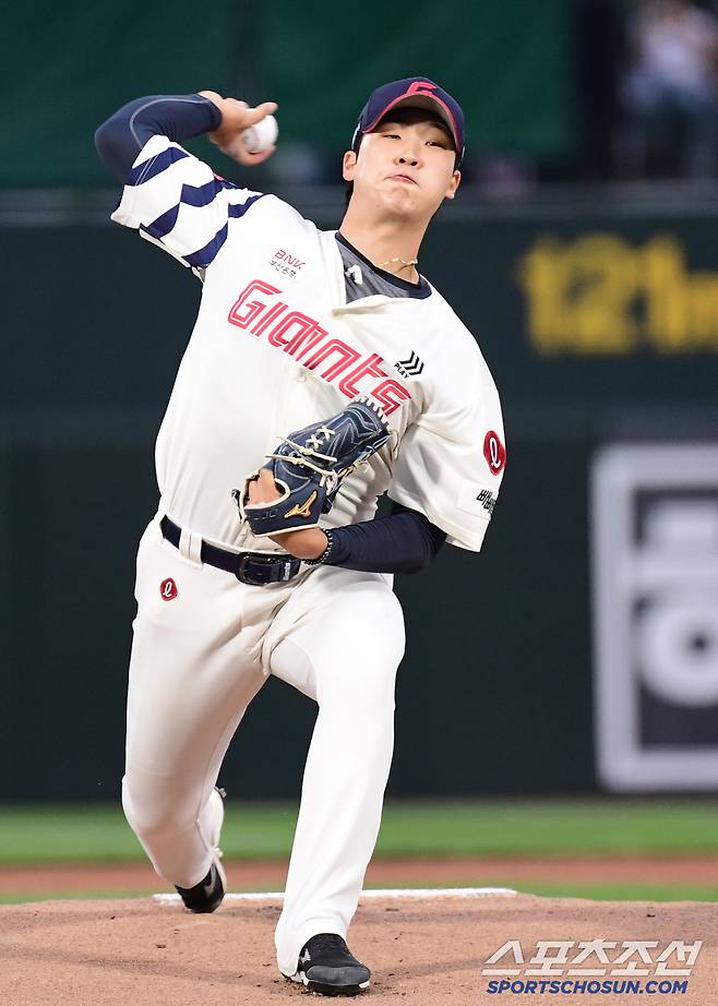 22일 부산 사직야구장에서 열린 KBO리그 롯데와 LG의 경기. 선발 투구하고 있는 롯데 이민석. 부산=송정헌 기자songs@sportschosun.com/2025.05.22/