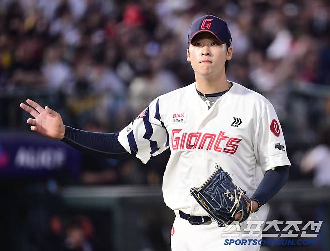 22일 부산 사직야구장에서 열린 KBO리그 롯데와 LG의 경기. 2회 투구를 마치고 마운드를 내려오는 롯데 이민석. 부산=송정헌 기자songs@sportschosun.com/2025.05.22/