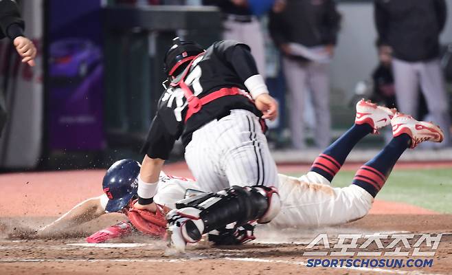 22일 부산 사직야구장에서 열린 KBO리그 롯데와 LG의 경기. 4회 1사 1, 3루 전민재 내야땅볼 타구 때 3루주자 전준우가 홈으로 쇄도해 세이프되고 있다. 부산=송정헌 기자songs@sportschosun.com/2025.05.22/