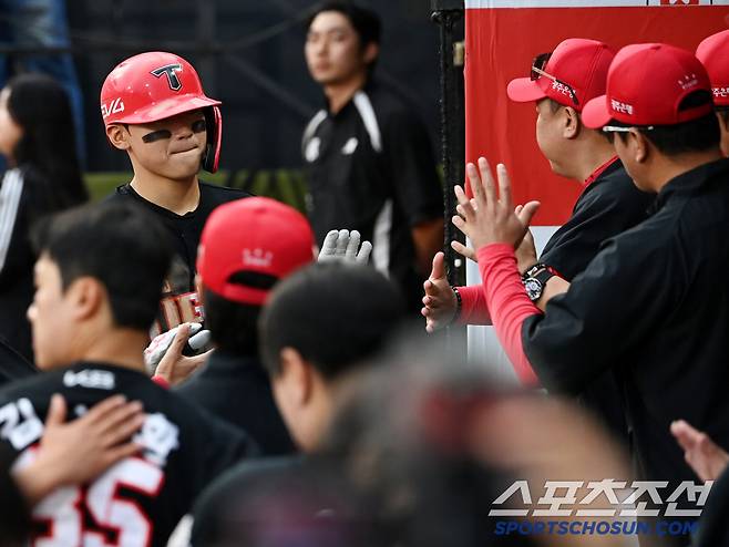 22일 수원KT위즈파크에서 열린 KIA와 KT의 경기,  3회초 KIA 김도영이 재역전 솔로홈런을 치고 기쁨을 나누고 있다. 수원=허상욱 기자wook@sportschosun.com/2025.05.22/