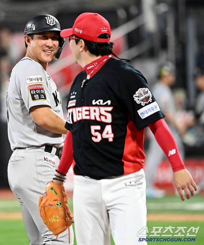 22일 수원KT위즈파크에서 열린 KIA와 KT의 경기,  5회말 무실점 투구를 마친 KIA 양현종이 더그아웃으로 향하다 KT 황재균과 이야기를 나누고 있다. 수원=허상욱 기자wook@sportschosun.com/2025.05.22/