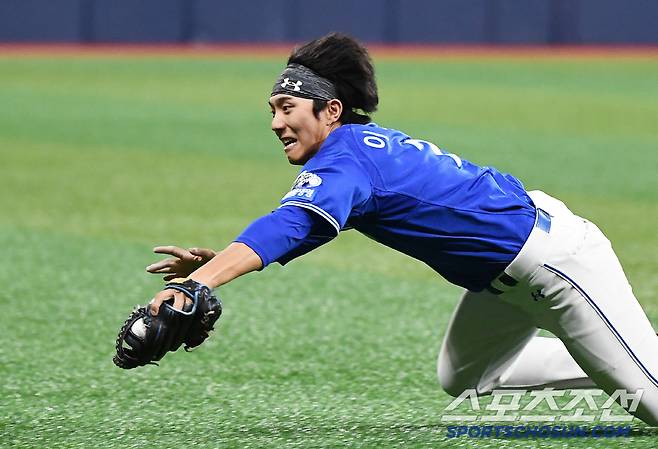 22일 서울 고척스카이돔에서 열린 삼성-키움전. 8회말 무사 1, 2루 박주홍의 빗맞은 타구를 유격수 이재현이 따라가 잡고 있다. 고척=정재근 기자 cjg@sportschosun.com/2025.5.22/