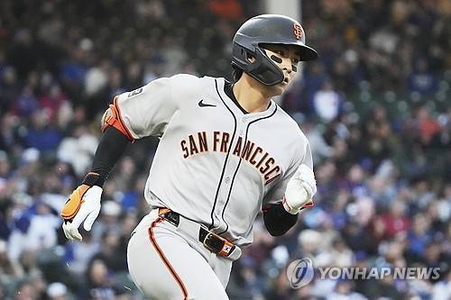 전력질주하는 이정후. ⓒ연합뉴스