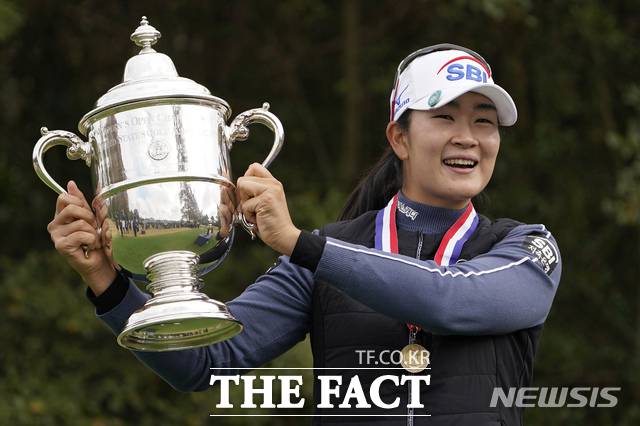 지난 2020년 75회 US여자오픈에서 비멤버로 출전해 한국의 11번째 US여자오픈 챔피언에 오른 김아림이 트로피를 들고 환하게 웃고 있다./뉴시스