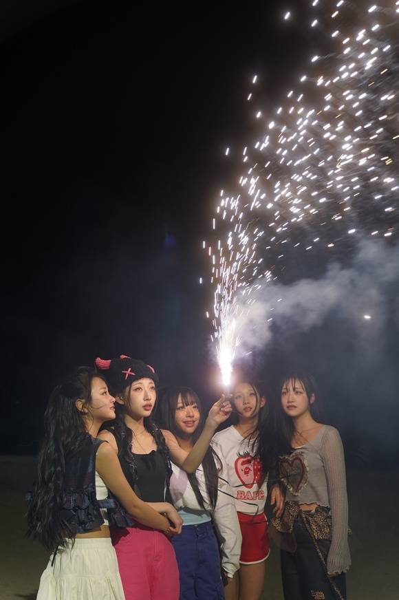 걸그룹 버비가 지난 4월 24일 발매한 데뷔 미니 앨범 '아에이오우(A E I O U)' 공식 활동 마쳤다. 멤버들은 "무대에 올라가기 전엔 떨리는데 결과물을 보면 기쁘고 뿌듯했다"고 소감을 전했다. /온원엔터