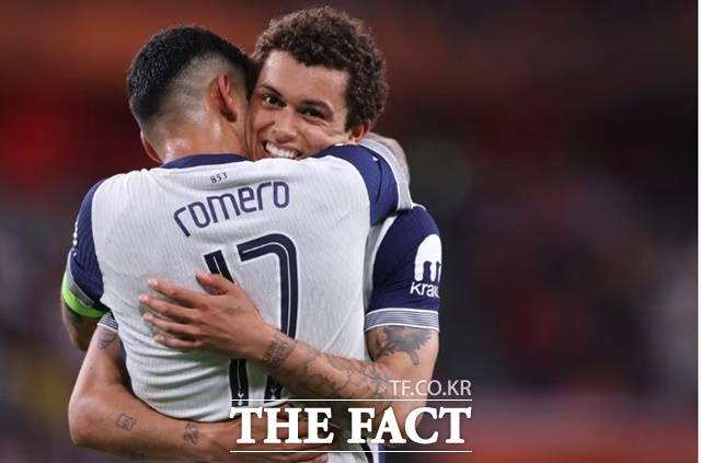 선제골을 기록한 브레넌 존슨(뒤)과 크리스티안 로메로의 감격적 포옹./UEFA