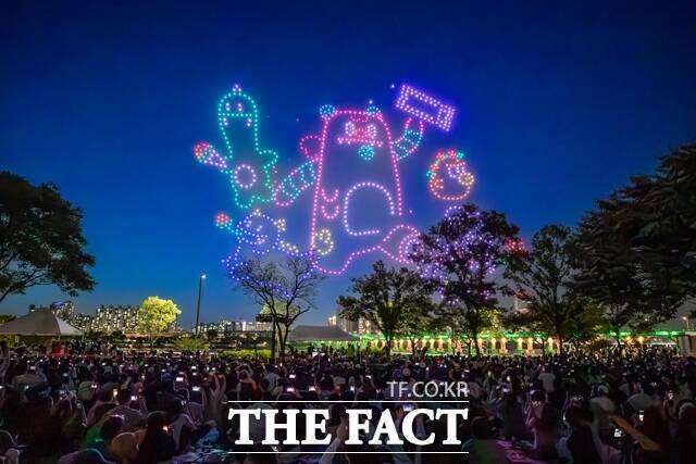 서울시는 오는 25일 오후 8시 30분 뚝섬한강공원에서 '2025 한강 드론 라이트 쇼'의 드론 2000대 특별공연을 연다.  지난해 상반기 '한강불빛공연(드론라이트쇼)' 현장 모습. /서울시