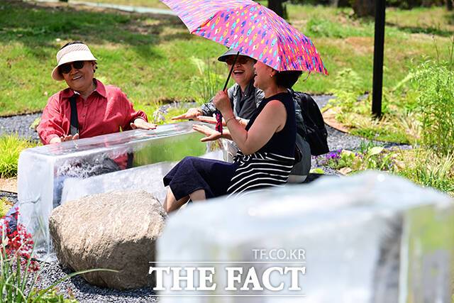 2025 서울국제정원박람회을 찾은 시민들이 'Waterrooots!' 작품을 체험하고 있다.