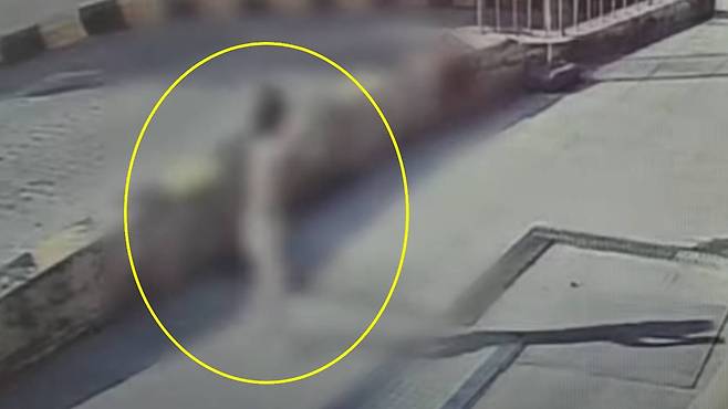 한 아이가 기저귀만 입고 마트로 달려가고 있다 / 유튜브 '대한민국 경찰청' 캡처