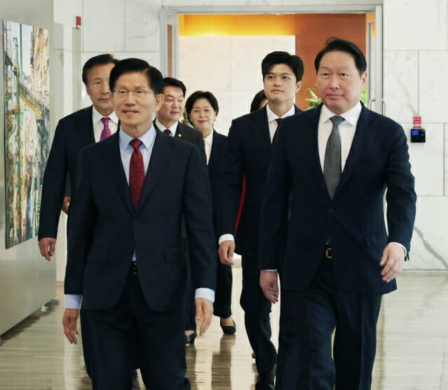 김문수 국민의힘 대선후보 경제5단체 간담회: 김문수 국민의힘 대선후보(왼쪽)와 최태원 대한상의 회장(오른쪽)이 간담회장으로 이동하고 있다. (사진=대한상의)