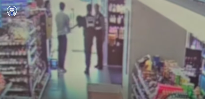 엄마가 잠든 사이 기저귀만 차고 집에서 빠져나온 아이가 경찰 도움 덕분에 무사히 가족 품으로 돌아갔다. 유튜브 채널 '서울경찰'