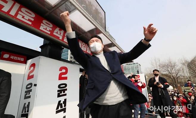 윤석열 전 대통령이 2022년 20대 대통령선거 후보일 당시 경기도 안양시 평촌중앙공원에서 열린 경기 안양 유세에서 연설을 마친 후 환호하는 지지자들에게 어퍼컷 세러머니를 날리며 화답하고 있다./안양=윤동주 기자 doso7@