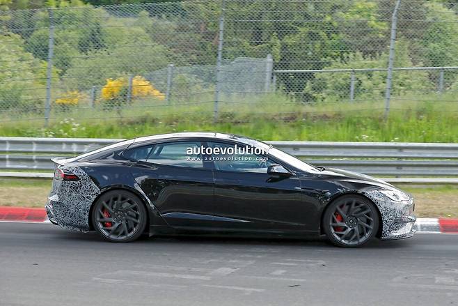 사진 : 테슬라 모델 S 플레이드 페이스리프트 테스트카 (출처=Autoevolution)