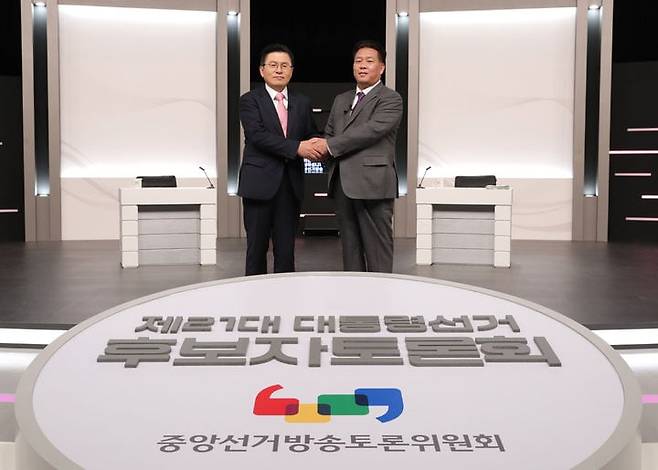 무소속 황교안(왼쪽), 송진호 대선 후보가 19일 서울 마포구 상암동 SBS 프리즘센터 스튜디오에서 열린 제21대 대선 초청 외 후보자 토론회 시작에 앞서 기념촬영을 하고 있다. /뉴시스