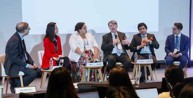 21일 조선일보 아시안리더십콘퍼런스(ALC)에서 미국 패러건 건강 연구소의 케브 콜먼(왼쪽에서 넷째) 연구원이 범용 인공지능(AGI)에 대해 설명하고 있다. 왼쪽부터 길 알테로비츠 하버드대 의대 교수, '제노미 AI'의 샐리 소 대표, 시걸 패밀리 기금의 케이티 나이트 회장, 케브 콜먼 연구원, 아르나 홀딩스의 아메야 프라부 회장, 데이비드 쇼어 유럽대학연합체(인제니엄 프로젝트) 창립자. /박성원 기자