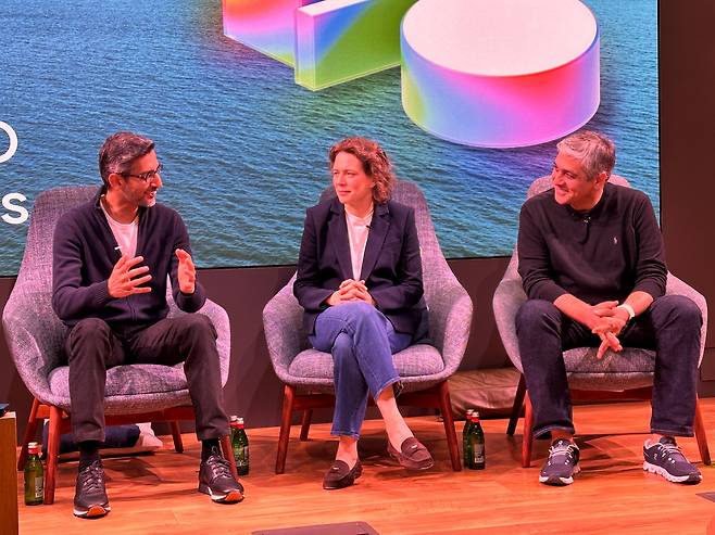 21일 미국 마운틴뷰에서 열린 구글 I/O 2025에서 순다 피차이 구글 CEO, 리즈 리드 구글 검색부문 부사장, 코라이 카부츠추오글루 딥마인드 CTO가 글로벌 취재진과 간담회를 갖고 있다./오로라 특파원