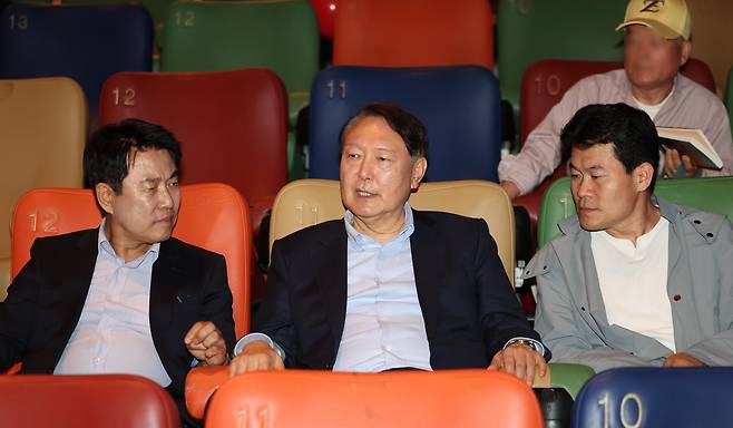 윤석열 전 대통령이 21일 영화 ‘부정선거, 신의 작품인가’를 관람하려고 서울 메가박스 동대문점을 찾아 영화를 공동 기획·제작한 이영돈(왼쪽) PD와 전한길(오른쪽) 전 한국사 강사와 이야기를 나누고 있다./뉴시스