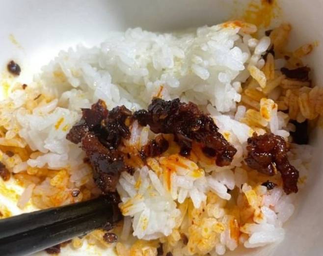 중국 서부 쓰촨성에 있는 한 중학교에서 학생들에게 부실한 급식을 제공했다./바이두