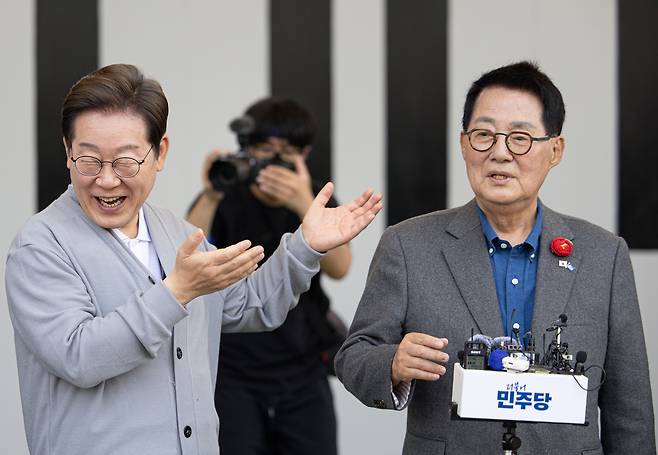 이재명 더불어민주당 대통령 후보가 지난 11일 전남 해남군 군민광장에서 박지원 공동선대위원장을 소개하고 있다. /뉴스1