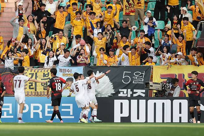 지난 18일 포항스틸야드에서 열린 포항과 광주의 K리그 경기 모습. 광주 선수들이 득점 후 세리머니를 펼치고 있다. 경기는 광주가 1대0으로 이겼으나, 포항은 광주가 '무자격 선수'를 출전시켰다며 한국프로축구연맹에 이의를 제기했다. /한국프로축구연맹