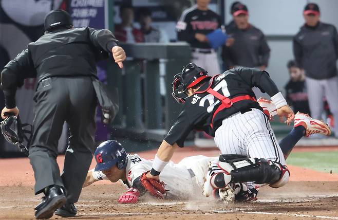 (부산=연합뉴스) 강선배 기자 = 22일 부산 사직야구장에서 열린 프로야구 LG 트윈스와 롯데 자이언츠의 경기. 4회 말 1사 1, 3루 전민재 내야땅볼 타구 때 3루 주자 전준우가 홈으로 쇄도해 세이프되고 있다.