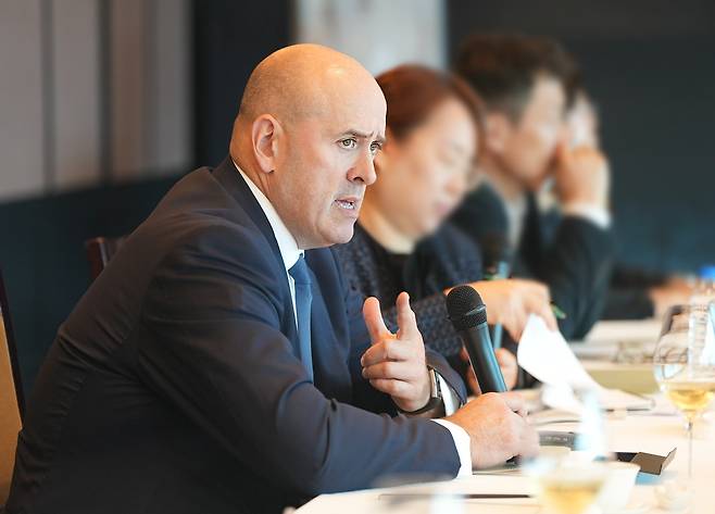 22일 한국투자증권이 개최한 고객 초청 행사에서 칼라일그룹 하비 슈워츠 최고경영자(CEO)가 참석자들과 글로벌 시장 전망에 대해 이야기를 나누고 있다. /한국투자증권 제공