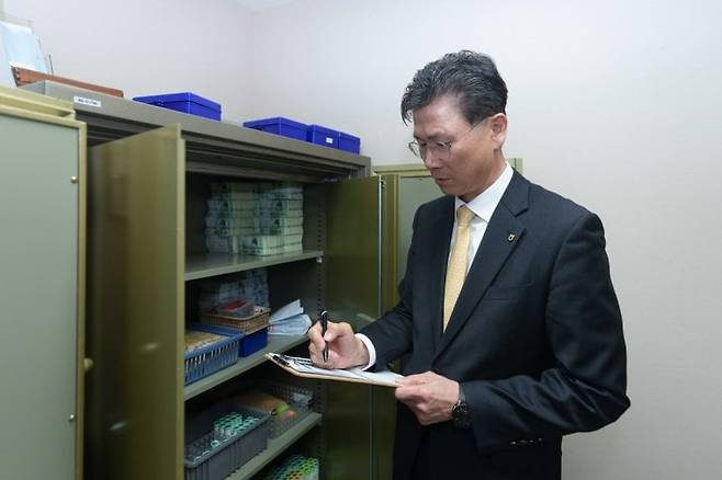 강태영 NH농협은행장이 지난 3월 26일 서울 중구 농협은행 광화문금융센터에서 시재금 검사를 하고 있다. /농협은행 제공