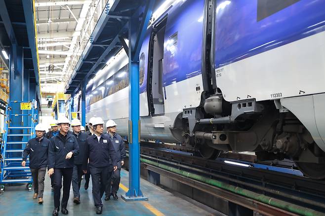 박상우 국토교통부 장관이 14일 수도권 철도차량 정비단을 방문해 현장 점검을 하고 있다. /국토교통부 제공