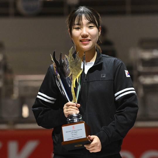 전하영이 지난 4일 서울 올림픽공원 펜싱경기장에서 열린 SK텔레콤 그랑프리에서 우승한 뒤 기념사진을 찍고 있다. 대한펜싱협회 제공