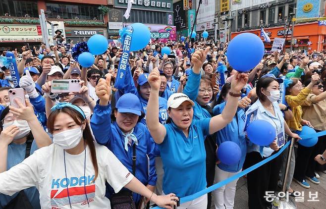 더불어민주당 이재명 대선 후보가 21일 오후 인천 남동구 구월 로데오광장에서 거리 유세에 나선 가운데 파란 옷을 입은 지지자들이 파란 풍선과 응원봉을 들고 이 후보를 응원하고 있다. 인천=이훈구 기자 ufo@donga.com