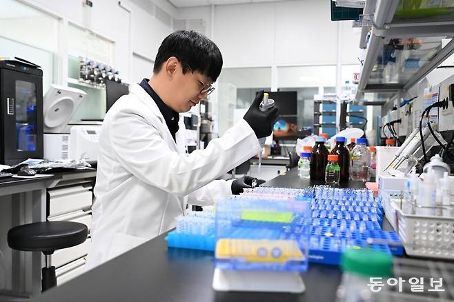 14일 강원 원주시 국립과학수사연구원 본원 3층 화학과 음주감정실에서 조영훈 국과수 화학과 음주연구실장이 감정을 위한 분석 작업을 준비하고 있다. 원주=박종민 기자 blink@donga.com