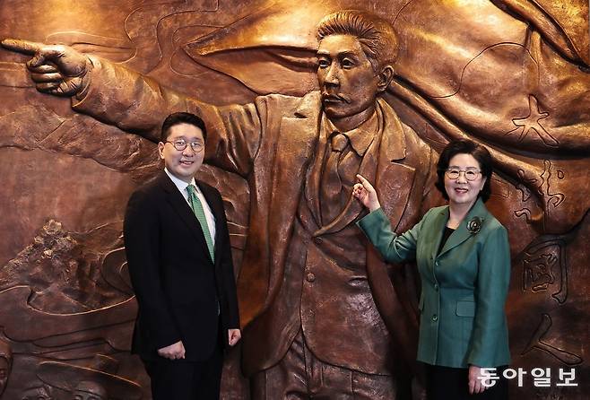 구혜정 여사(오른쪽)와 아들 이상현 ㈜태인 대표가 8일 서울 중구 안중근의사기념관에서 인터뷰를 마친 뒤 안 의사 부조 벽화 앞에서 사진 촬영을 하고 있다. 홍진환 기자 jean@donga.com