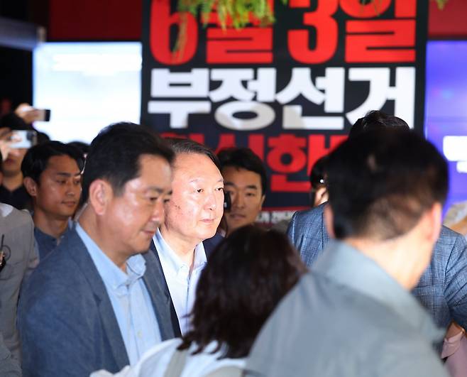 윤석열 전 대통령이 21일 서울 메가박스 동대문에서 영화 ‘부정선거, 신의 작품인가’ 관람을 마친 뒤 퇴장하고 있다. 2025.05.21.송은석 기자 silverstone@donga.com