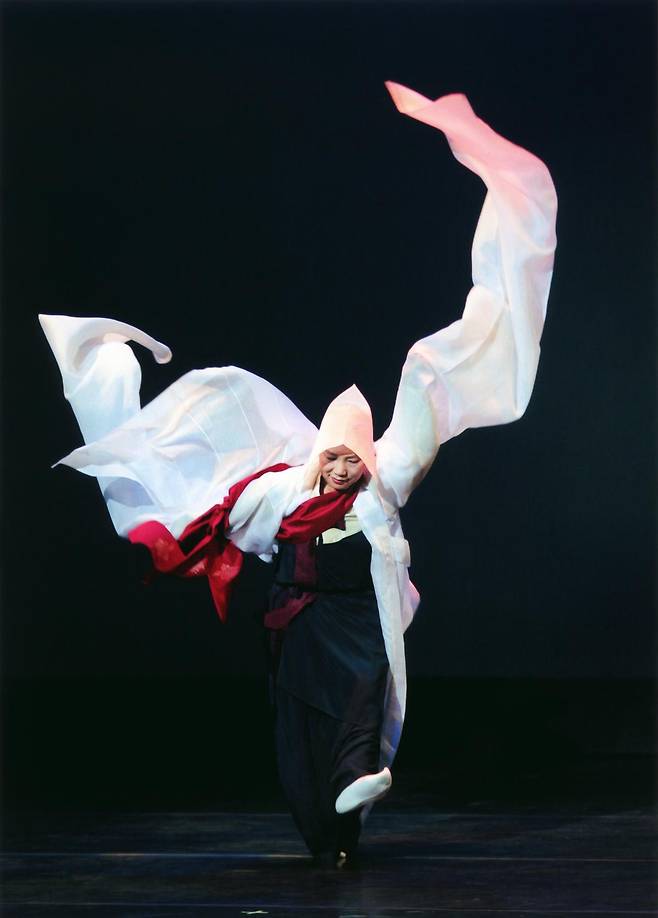 생명이 순환하는 과정을 표현한 ‘승무’. 이애주춤보존회 제공.