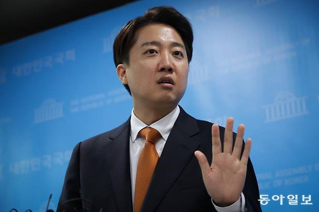 개혁신당 이준석 대선 후보가 22일 오후 국회 소통관에서 긴급기자회견을 마친 뒤 단일화 관련 취재진의 질문에 답하며 손을 들어 보이고 있다. 이 후보는 이날 기자회견에서 국민의힘 김문수 후보와의 단일화 없이 대선 완주를 선언했다. 박형기 기자 oneshot@donga.com